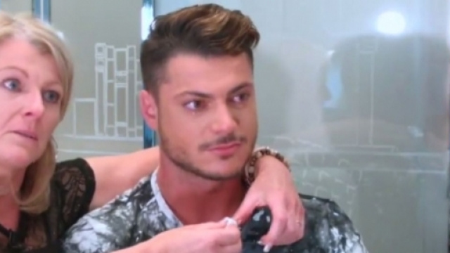 Florian Roche accompagn&eacute; de sa maman s'explique face aux questions du Youtubeur Sam Zirah