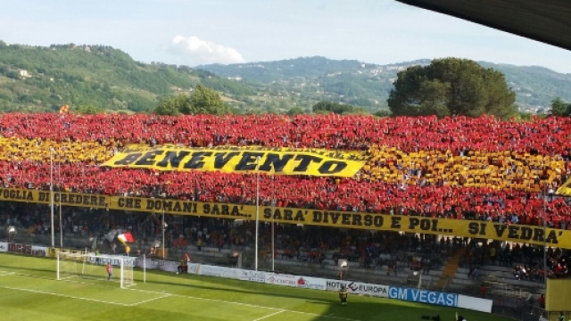 In foto una delle coreografie inscenate dai supporters del Benevento