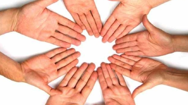 Lavorare nel no-profit si pu&ograve;, una professione che unisce ideali e competenza.