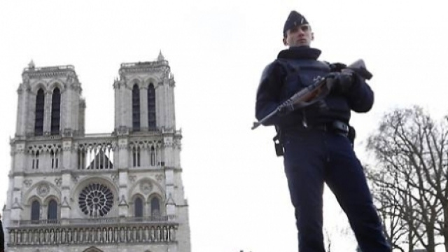 Parigi: uomo aggredisce con martello un poliziotto in fronte a Notre-Dame.