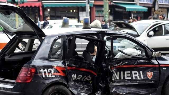 Prende a bastonate l'auto dei Carabinieri. Immagine di repertorio.