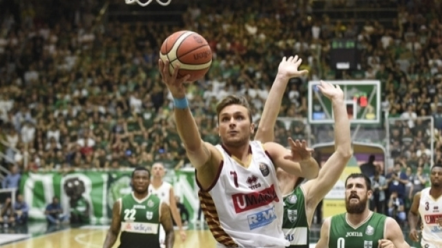 Stefano Tonut realizza in sottomano (credit www.legabasket.it)