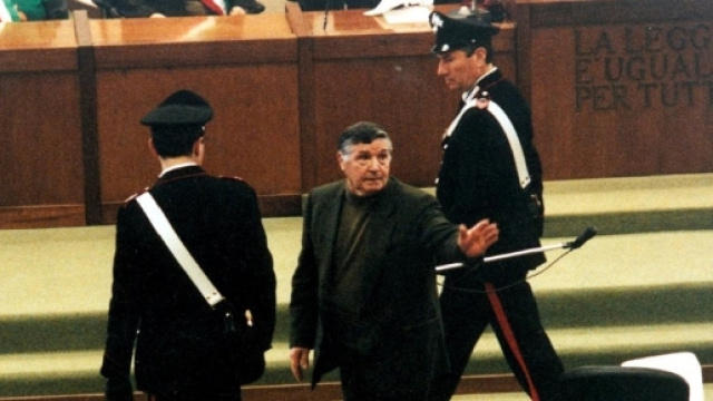 Tot&ograve; Riina in una vecchia foto, durante l'udienza di uno dei tanti procedimenti a suo carico