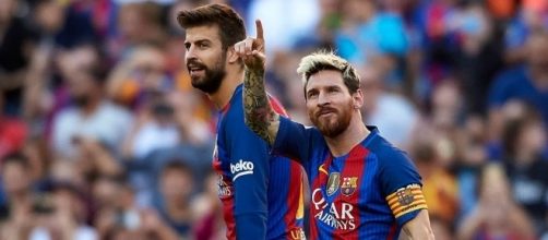 Leo Messi se&ntilde;ala tras marcar un gol