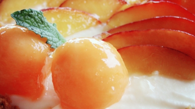 dolce con frutta di stagione, giugno, nespole, cheesecake con naspole amaretti e liquore