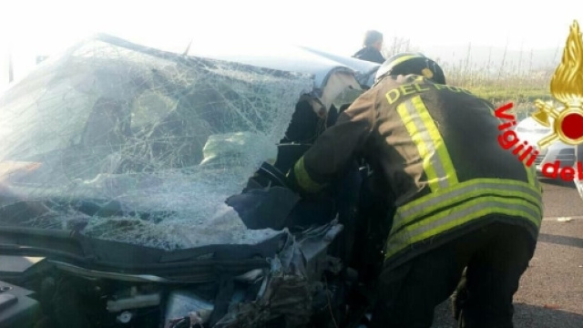 Incidente a Cisterna, auto fuori strada finisce contro un palo - latinatoday.it