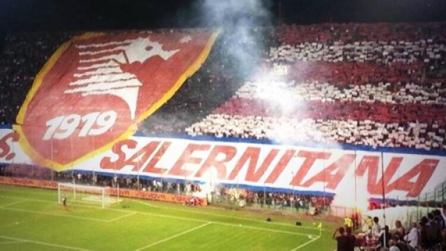 La curva della Salernitana, squadra di Serie B.