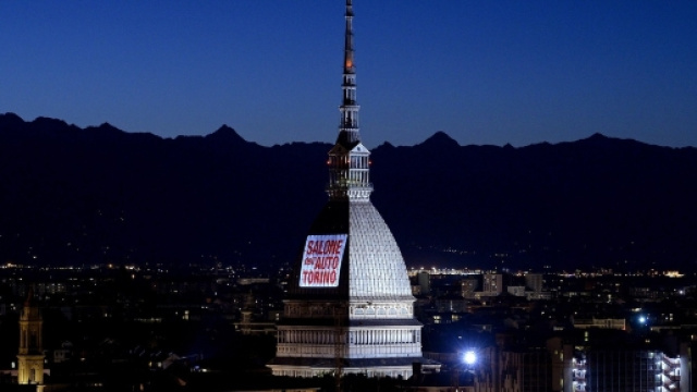 La Mole Antonelliana con la proiezione del logo del Salone dell'Auto.