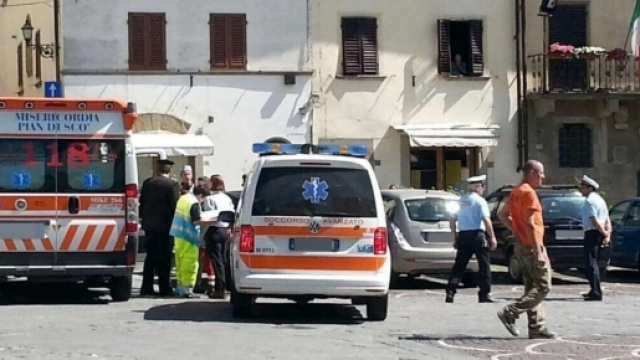 L'auto della donna &egrave; circondata da passanti, medici e carabinieri