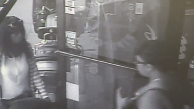 Le telecamere del locale hanno ripreso la donna (a destra) che ha picchiato l'anziano.