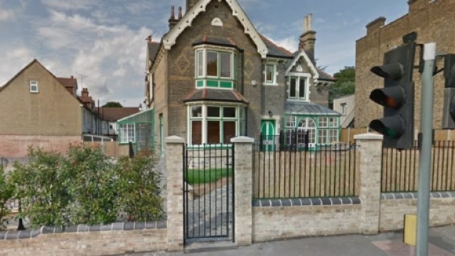 L'ingresso dell'asilo Little Diamonds di Londra dove stamattina 3 donne asiatiche in nome di Allah hanno accoltellato una dipendente della scuola