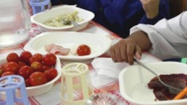Napoli, cibo contaminato nelle mense scolastiche