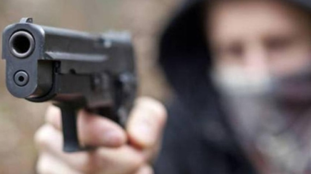 Rapinatori soccorrono giovane donna prima di portare a termine il colpo