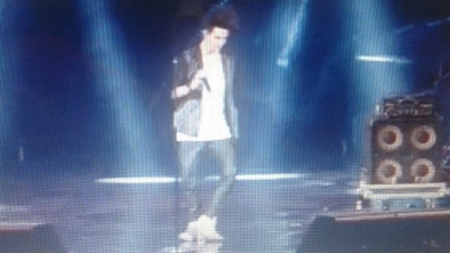 Thomas Bocchimpani balla sul palco dell'Arena