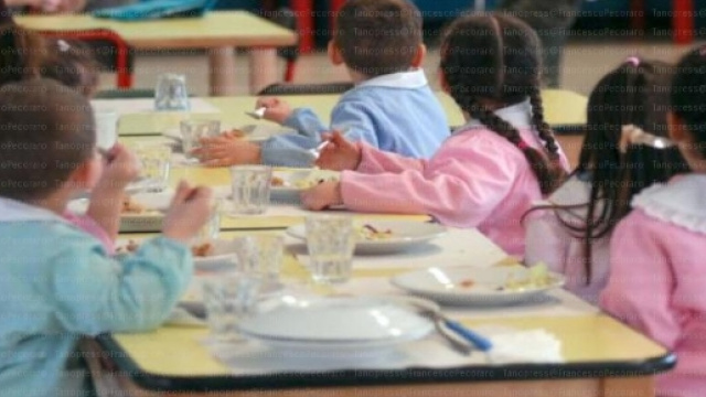 Tracce di escrementi nei cibi della mensa dei bimbi a Napoli