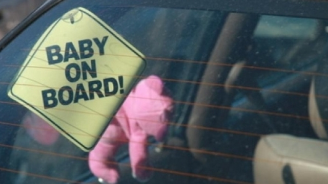 Tragedia ad Arezzo: va al lavoro e dimentica la figlia in auto