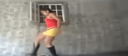 Mulher maltratando cachorro (Fonte http://olharanimal.org/video-de-mulher-pisoteando-cachorro-gera-revolta-e-indignacao-na-internet/)