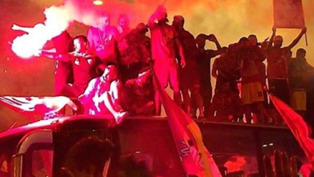 I calciatori sul pullman scoperto festeggiano la A in piazza Risorgimento