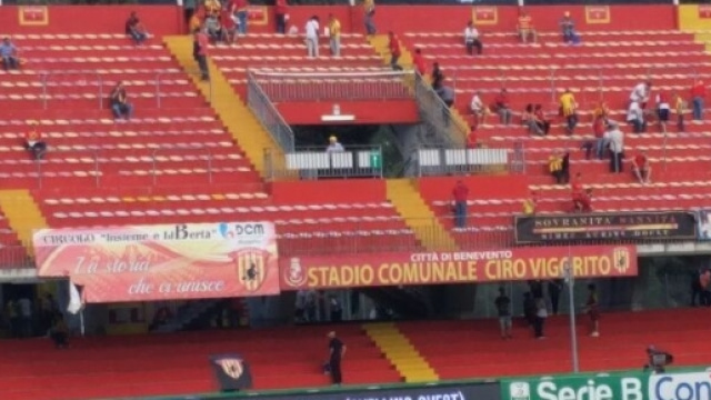 I primi tifosi entrano nello stadio