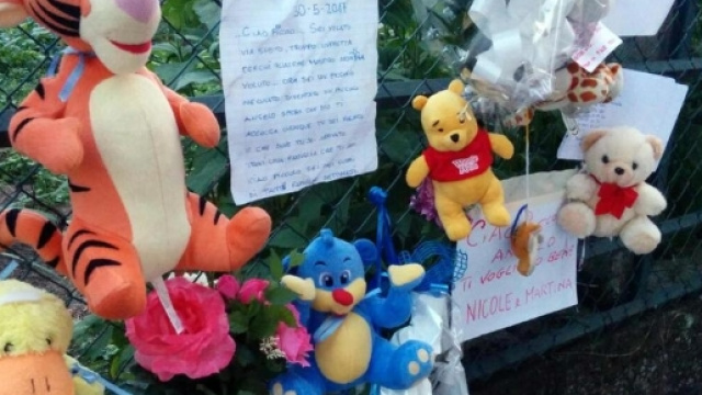 partorisce e nasconde il figlio nel freezer