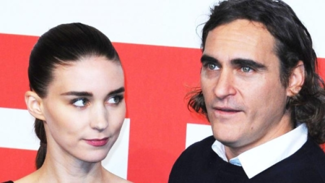 Rooney Mara e Joaquin Phoenix sono ufficialmente una coppia: ad annunciarlo &egrave; stato proprio l'attore