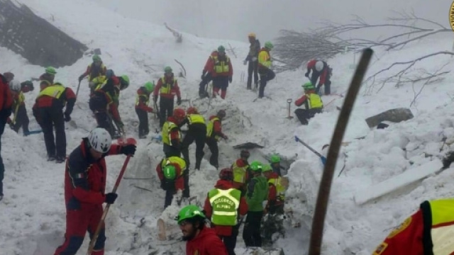 Turismo macabro a Rigopiano. Basta selfie dove sono morte 29 persone: la denuncia dei familiari delle vittime.