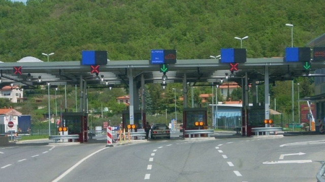 Varca la frontiera portando con se un grosso carico