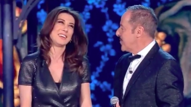 Virginia Raffaele omaggia Anna Marchesini con Massimo Lopez