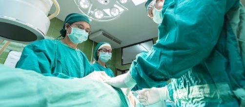 Surgeons operate on bowel patient / Photo CCO Public Domain via Pixabay