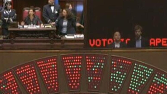 Bagarre in Aula a Montecitorio: affossata legge elettorale - lastampa.it