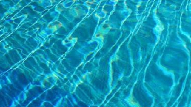 Bimbo lasciato dalla madre in piscina, rischia di annegare e nessuno lo soccorre