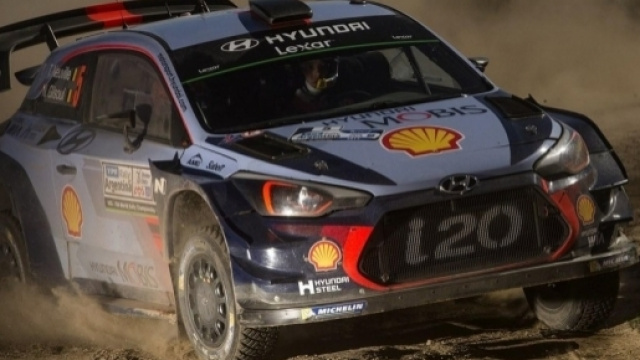 Hyundai WRC: Thierry Neuville al Rally di Sardegna 2017 - redbull.com