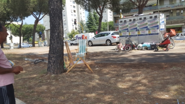 I rom sgomberati dal prato di via Amico Aspertini si sono posizionati nell'aiuola spartitraffico di fronte