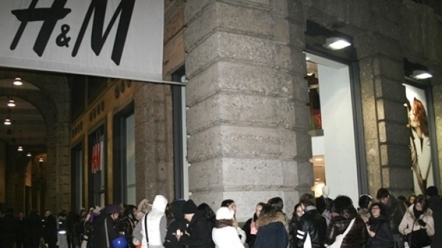 In fila prima dell'apertura di uno store H&M