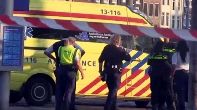 L'ambulanza soccorre i feriti davanti alla stazione centrale