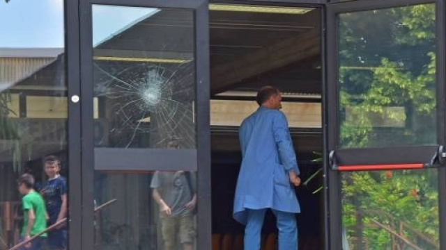 Lanci di lacrimogeni, vetri infranti, spintoni: il blitz dei ragazzi dell'Itis nel vicino liceo Copernico di Pavia degenera in rissa.