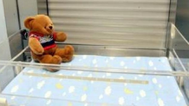 Orrore in Inghilterra: donna partorisce il figlio in bagno per poi ucciderlo a forbiciate e gettarlo nella pattumiera