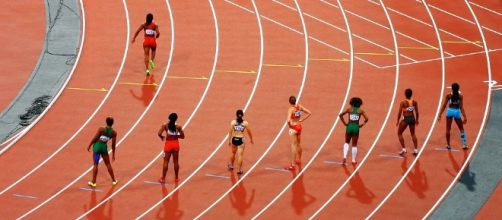 Atletas en la pista. Foto: Public Domain.