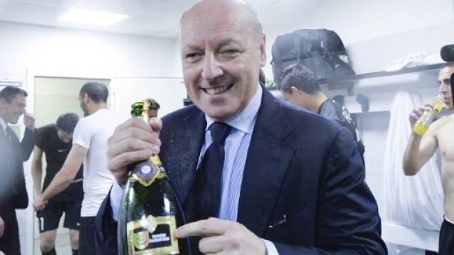 Champagne e abbracci: la festa nello spogliatoio - La Gazzetta ... - gazzetta.it