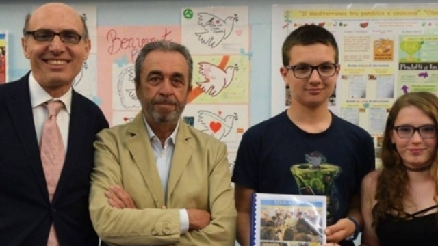 Da sinistra il prof. Maurizio Braggion, il dott.Mario Paternostro, gli alunni Alberto D'Erba e Camilla Morchio