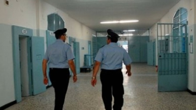 Detenuti costruiscono una carrucola artigianale per introdurre farmaci in carcere