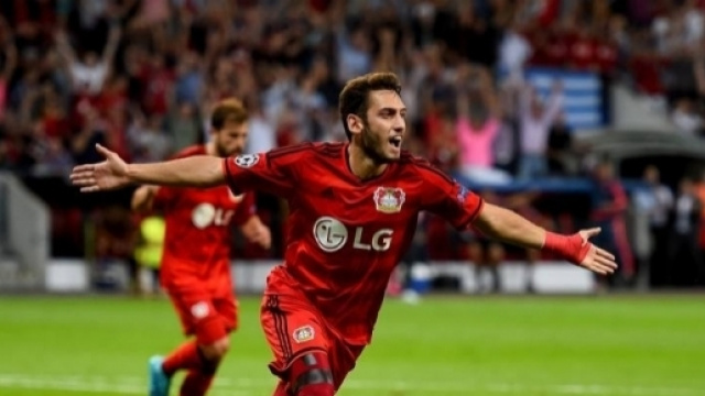 Hakan Calhanoglu, nelle prossime ore si attende la firma con i rossoneri del Milan
