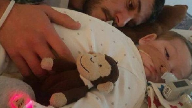 Il piccolo Charlie con suo padre