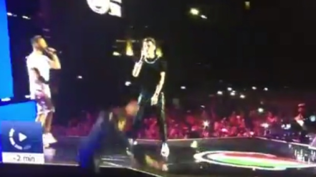 Italia Live 2017: Gianni Morandi &egrave; caduto dal palco mentre cantava Volare