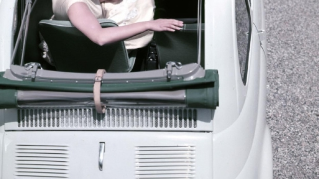 L'auto per tutti, la Fiat 500 viene presentata nel '57. Nella pubblicit&agrave; la guida miss Italia 1955 Brunella Tocci. Foto: Wikipedia.