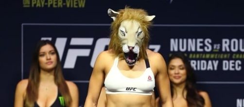 Amanda Nunes weighs in for her fight with Rhonda Rousey.