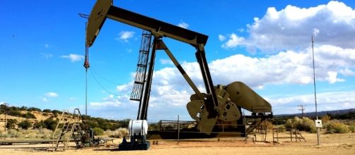 Pump used to retrieve oil | via Pixabay