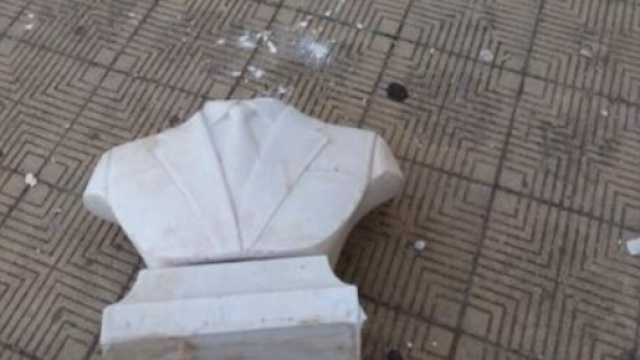 Come si presenta il busto distrutto di Falcone