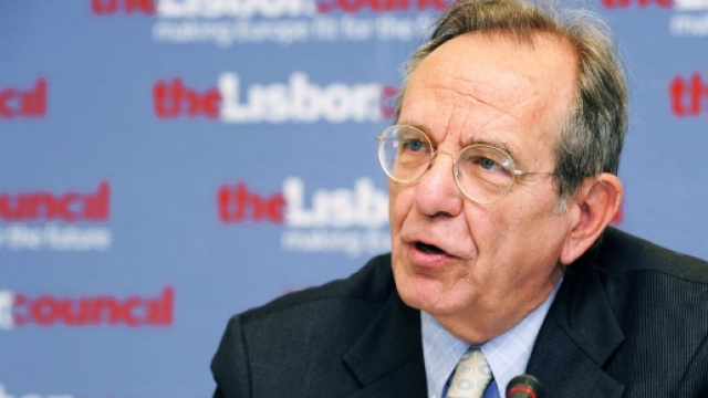 Il ministro dell'Economia Padoan: il governo sta pensando di abbattere il cosiddetto cuneo fiscale