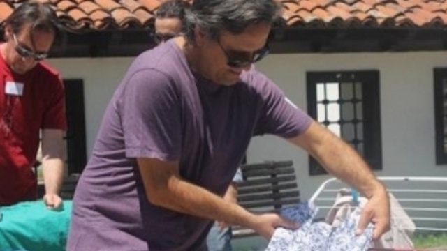 Kosovo - Gli uomini che stirano durante lo svolgimento dell'iniziativa